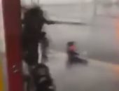 فيديو مخيف.. العاصفة كيارا تطيح بطفل وسط الطريق فى بريطانيا