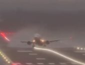 لقطات جديدة لمعاناة طائرة فى الإقلاع والهبوط بمطار برمنجهام بسبب عاصفة كيارا