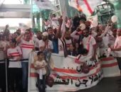 فيديو.. جماهير الزمالك تستقبل الفريق استعدادا للسوبر الأفريقى