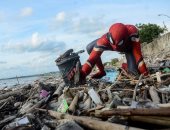 "سبايدر مان" يجمع القمامة على شواطئ إندونيسيا.. إيه حكايته؟