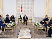 متحدث الرئاسة :السيسي التقى رئيس شركة شلمبرجيه العالمية بمجال البترول والغاز
