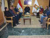 محافظ الوادى الجديد: التعاقد مع أطباء فى تخصصات نادرة من جامعة المنصورة