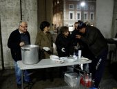 "طاهى الفقراء".. رجل تسعينى يؤسس جمعية لإطعام المحتاجين بإيطاليا.. صور