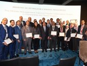 صور.. وزير البترول يسلم شهادات تخرج العاملين بالإدارة الوسطى