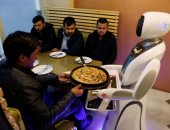 للمرة الأولى فى أفغانستان.. روبوت يقدم الأطعمة بأحد المطاعم