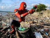 سبايدر مان الإندونيسى يجمع القمامة على شواطئ سولاويزى