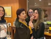 شاهد كيف أكلت رجاء الجداوى نجلاء بدر "الفراولة" فى مهرجان أسوان للمرأة