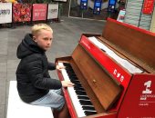 طفل يُبهر المارة فى شوارع ليفربول بعزفه المحترف على البيانو.. فيديو