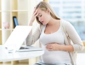 لماذا تصاب بعض النساء الحوامل بالصداع؟