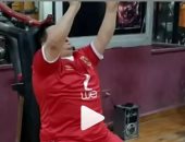 شاهد.. أمح الدولى "ينط الحبل" بـ تى شيرت الأهلى فى الجيم