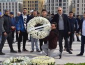 لبنانيون يضعون الزهور على ضريح رفيق الحريرى في الذكرى 15 لاغتياله.. صور