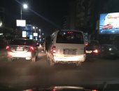 امسك مخالفة.. قارئ يشارك بصورة لميكروباص بدون لوحات معدنية بمصر الجديدة