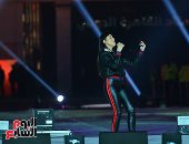 زى التمثال.. ساندى تحتفل بعيد الحب بأغنية حزينة فى حفل استاد القاهرة