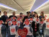 مصر للطيران تشارك المسافرين الاحتفال بعيد الحب بصالات مطار القاهرة.. صور 