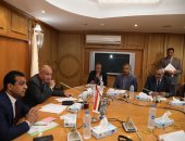 محافظ قنا يستعرض الموقف التنفيذى لمبادرة تطوير القرى الأكثر احتياجا