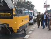 محافظ الدقهلية يتفقد الأداء العملي للسيارات المكنسية بشوارع المنصورة