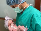 من داخل غرفة العمليات..إنريكي إجلاسيوس ينشر صورة ابنته من آنا كورنيكوفا