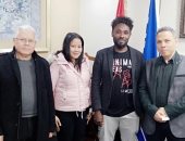 راكبة مغربية تشكر "مصر للطيران" بعد إنقاذ حياتها  