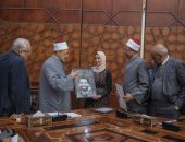 صور..طالبة تقدم صورة محمد صلاح لشيخ الازهر ويبدى إعجابه برسمها