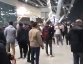 فيديو.. الجماهير تتوافد على مطار القاهرة لاستقبال بعثة الزمالك