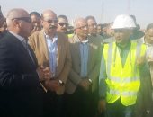 وزير النقل يتفقد عددا من مشروعات الطرق والكبارى بأسوان.. اليوم