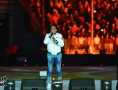 أحمد شيبة يحتفل مع جمهور استاد القاهرة بعيد الحب بالأغانى الشعبية
