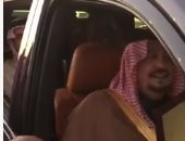 مواطن سعودى يفاجئ أمير الرياض بهدية ويطالبه بتوظيف ابنه.. فيديو