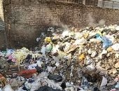 أهالى عمرو بن الخطاب بمدينة السلام يطالبون من ازالة القمامة التى تحوط بمنازلهم