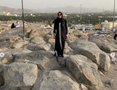 نرمين الفقى على جبل عرفات بالعباية السوداء و الحجاب  