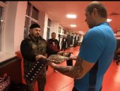 شاهد.. "المقاتل الروسى" يهدى حزامه لرئيس الشيشان ويتسبب باستياء الجماهير