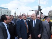 صور.. رئيس الوزراء يتفقد أعمال التطوير بميدان التحرير   