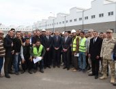 صور.. رئيس الوزراء يلتقط صورة تذكارية مع العاملين بالمنطقة الاستثمارية ببنها  
