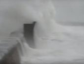 العاصفة دينيس تضرب بريطانيا وتعلق مئات الرحلات الجوية.. فيديو