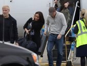 صور.. هارى وميجان على الدرجة الاقتصادية حاملين حقائبهما بنفسهما