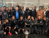صور.. وزير الرياضة يستقبل بعثة الزمالك بمطار القاهرة بعد التتويج بالسوبر الأفريقى