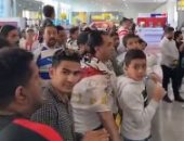 فيديو.. جمهور الزمالك فى أبو ظبى لحظة وصول الفريق: "حى حى.. دور الأهلى جاى"
