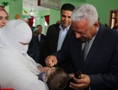 محافظ السويس يطعم طفل بحملة مرض شلل الأطفال..والاسكندرية تطعم 44%(صور)