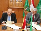 رئيس جامعة المنوفية يوقع اتفاقية تعاون مع اتحاد الجامعات العربية