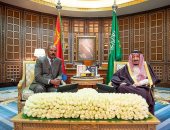 الملك سلمان بن عبد العزيز يعقد جلسة مباحثات رسمية مع رئيس أريتريا 