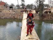 الحكومة تسد مخرج ماسورة بقرية كفر أبو الديب بشبك حديد لمنع عبور الأطفال عليها