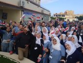 صور.. شاهد فرحة المصريين العائدين من الصين عقب فض الحجر الصحى بمطروح