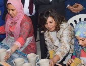وزيرة الهجرة تشيد بسيدات قرية الفرستق: عمل جماعى جميل فى صناعة الفخار
