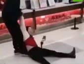 الشرطة الصينية  تطارد فتاة رفضت ارتداء "كمامة" بمركز تسوق خوفا من كورونا.. فيديو