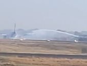 إخماد حريق على طائرة ركاب بعد هبوط طارئ في مطار أحمد أباد بالهند.. فيديو