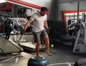 سيد معوض يستعرض مهاراته الكروية استعداداً لمباراة قدامى الأهلى والزمالك