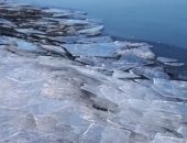لحظة تصادم الجليد بعد ذوبانه على شواطئ ولاية مينيسوتا الأمريكية.. فيديو