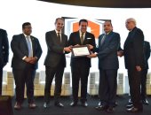 وزيرا التعليم العالى والاتصالات يكرمان رئيس جامعة بنى سويف