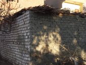 سيبها علينا.. أسرة بسوهاج تطالب بإعادة بناء منزلهم لحمايتهم من البرد.. صور