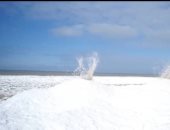 شاهد.. براكين جليدية تنفجر على شاطئ بحيرة ميشيجان