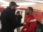 صورة بألف كلمة.. جوكر الأهلي يتحول لـ"حامل كرات" قبل السوبر فى الإمارات